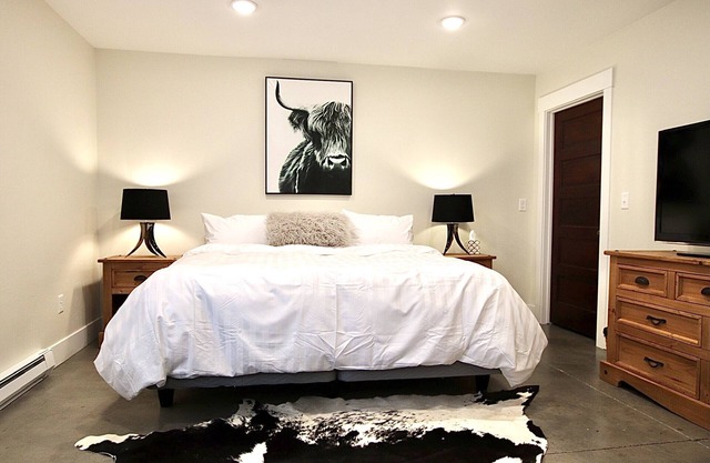 Urban & Hip Suite in the Warehouse District, Pets Allowed