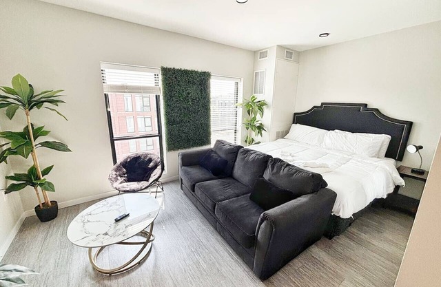 Urban Jungle Retreat (417)