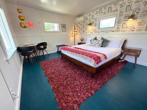 Urban Luxe Retreat l King Bed l Kitchenette