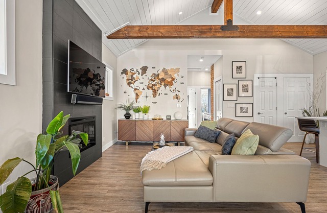 Urban Nest near the Bow River Sleeps 4