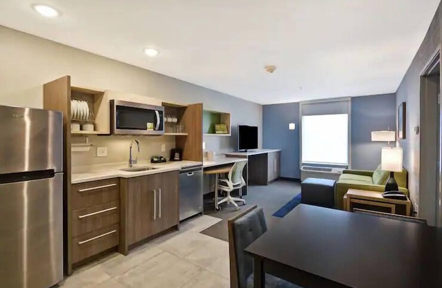 Urban Oasis: 2 Pet-friendly Accommodation in Michigan. Onsite Pool, Breakfast!