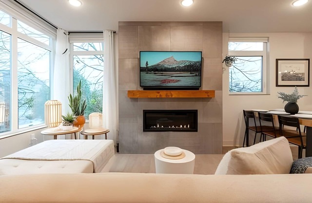 Urban Oasis: 3BR3BTH w/Rooftop and View, Fireplace