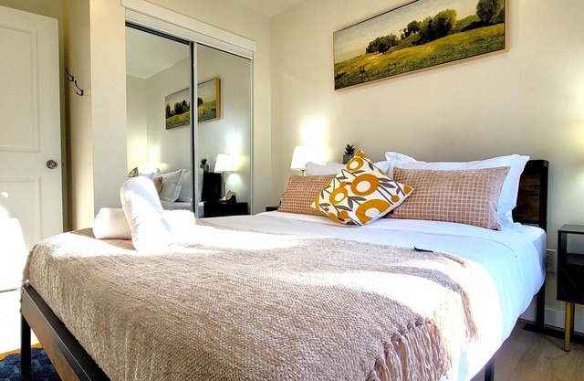 Urban-Peg: Modern Comfort in the Heart of the City