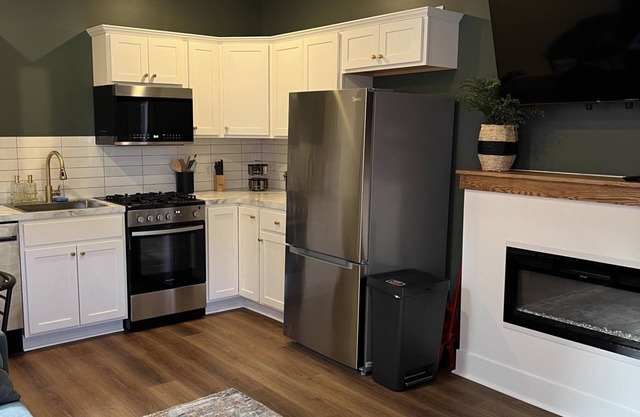 Urban Queen Apartment at The Victorian, Indoor Fireplace + Washer/Dryer