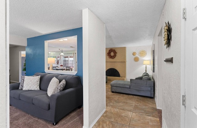 Urban Retreat, 1KB, 3 QB, Wifi, Near Foothills