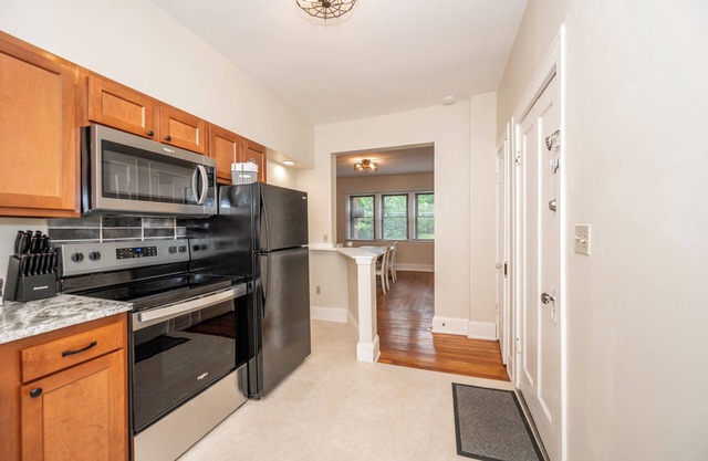 Urban Retreat – Charming Apartment in Desirable Walnut Hills Neighborhood