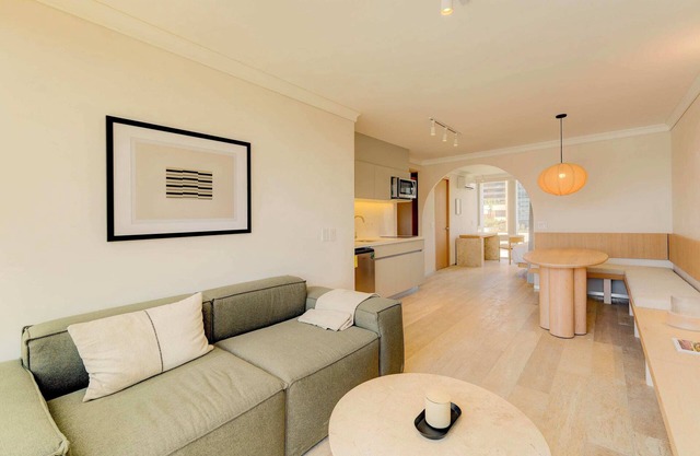 Urban retreat: comfortable 1BR with all amenities