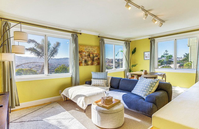 Urban San Francisco Retreat: Stunning City Views!