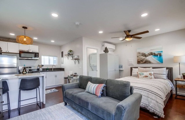 Urban Studio! Full Kitchen, Pvt Yard & Pkg!