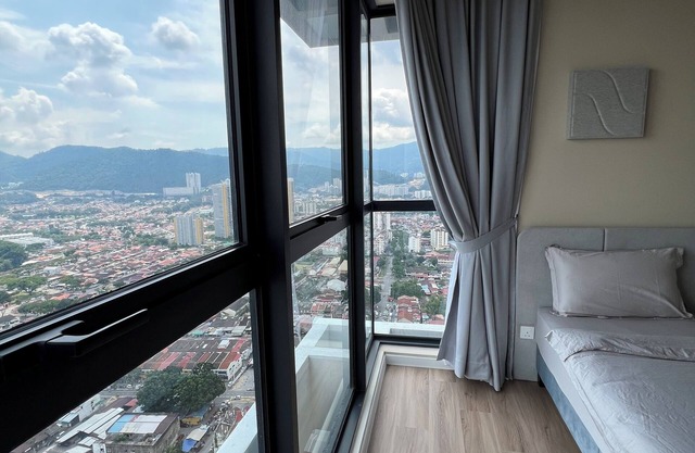 Urban Suites Sky-High 3BR Retreat-Breathtaking Penang Bridge & City Views