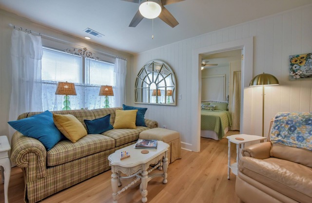 Urban Treetop Cottage - Book for Football Season and more!