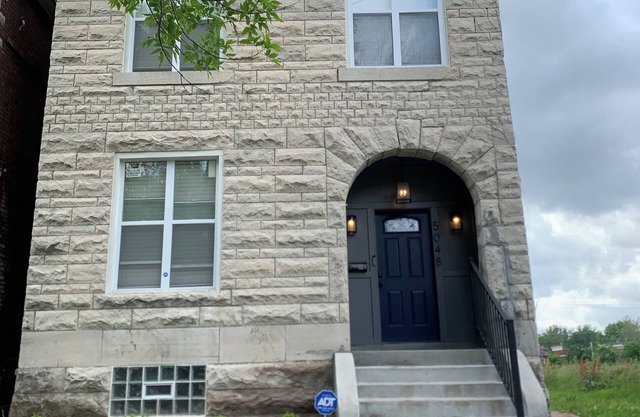 Urban Vivacious Family Home 8 Minutes from Downtown St. Louis!