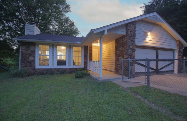 Urban Wilderness Home on Full Acre close to shopping and Hwy