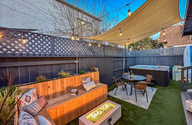 * NEW! UrbanZen - Luxury Remodel - Hot Tub - WOW!
