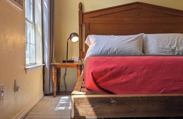 URBENITY: Modern Pet Friendly vacation house, keyless & wheelchair access