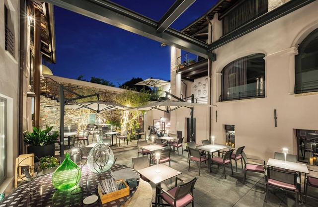 Uve Rooms & Wine Bar