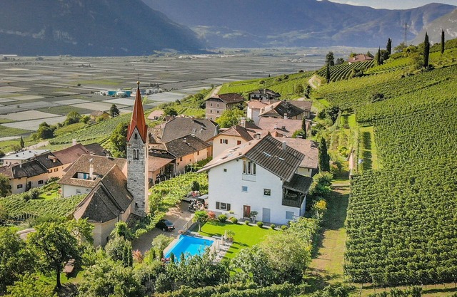 Ferienwohnung mit Pool und Talblick in der Region des Kalterer See