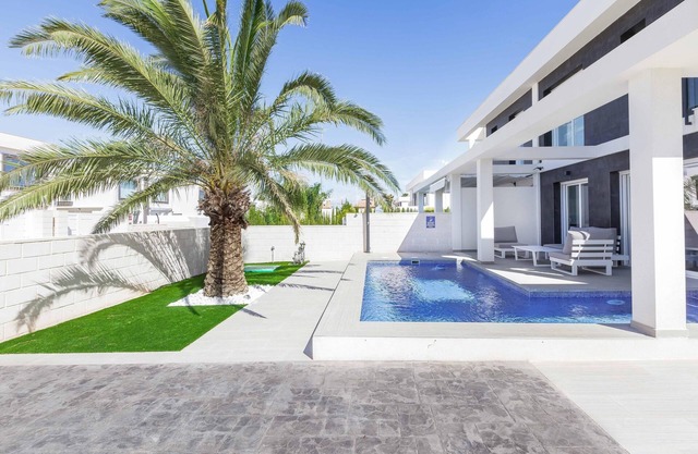Ferienhaus "Casa Bos Dolphin Pool Jacuzzi 6P" mit WLAN, Klimaanlage, Balkon, Terrasse & Garten