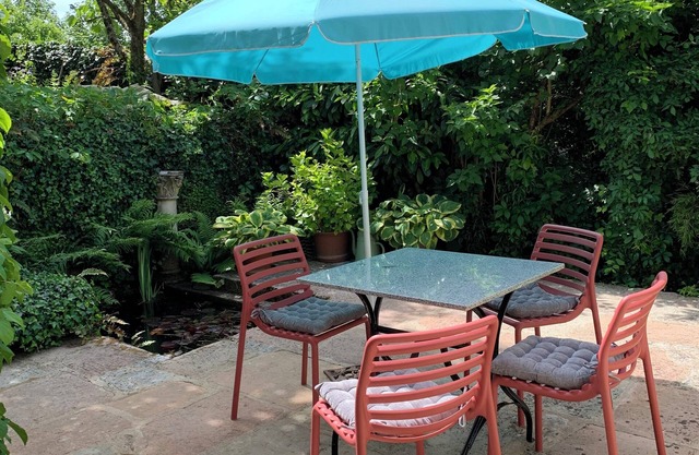 Ferienwohnung, 60m2, Natursteinterrasse bei Dole, ebenerdiger Zugang möglich.