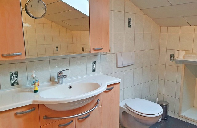 Ferienwohnung 95 qm, f. 2-5 Pers., 2 Schlafzimmmer, Küche mit Spülmaschine, gr. Wohnzimmer, Balkon.