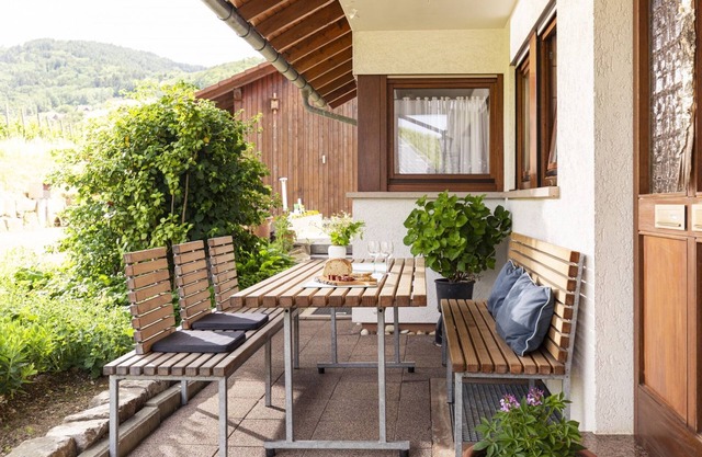 Ferienwohnung mit Freisitz und Sonnenliege im Garten, 50qm, 1 Schlafzimmer, max. 2 Personen