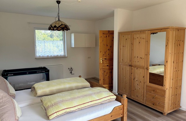 Ferienwohnung "Rheintal" - Schlafzimmer mit Küchenzeile im Erdgeschoss