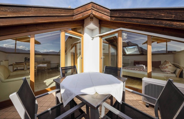 Ferienwohnung "Stompferhof Mansarde" in Kalterer mit Gemeinschaftspool & Garten