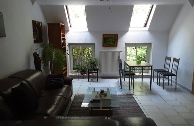 Ferienwohnung umgeben von Laubwald und Weide