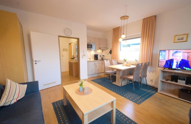 Ferienwohnung mit ruhiger Terrasse, nur 650 m vom Deich entfernt.