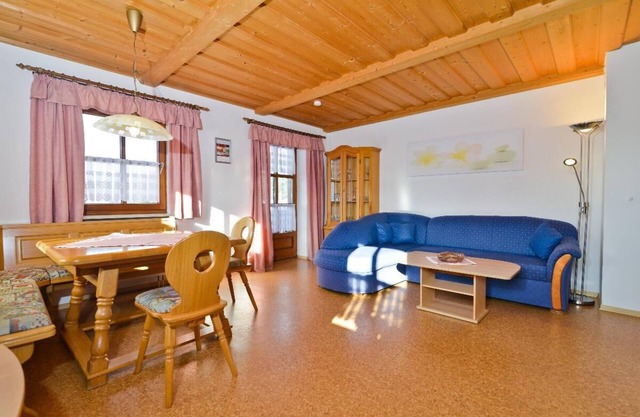 Ferienwohnung mit Balkon, zwei Terrassen und eine große Liegewiese