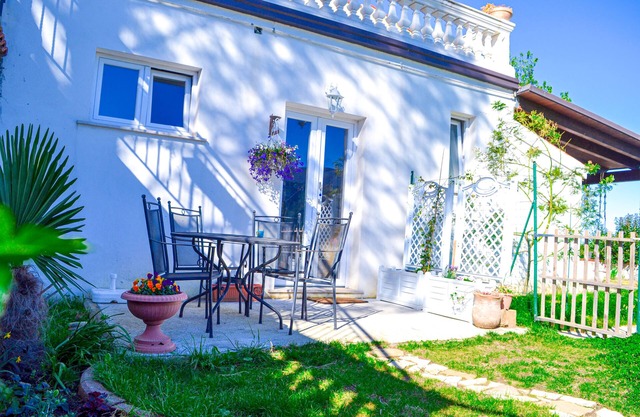 Ferienwohnung mit privatem Garten, Dachterrasse und Gemeinschaftspool