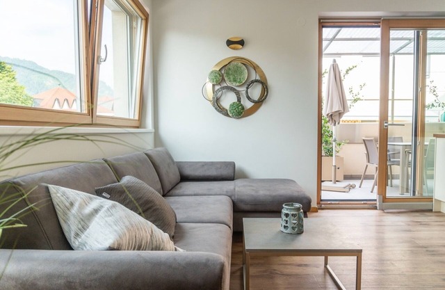 Ferienwohnung mit sehr großer sonnenverwöhnter Terrasse + Garage nähe Meran