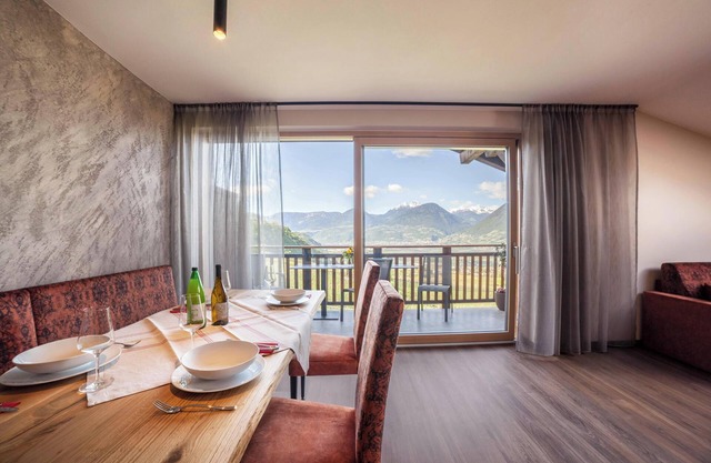 Ferienwohnung "Zypresse" mit Bergblick, WLAN, Balkon & Garten