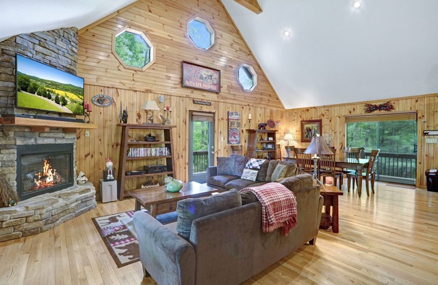 Vacation at a family & pet friendly cabin in the Blue Ridge mountains!
