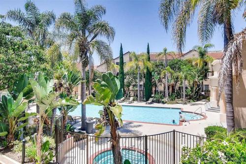 -Vacation First floor luxury condo La Jolla, Spa, Pool, Gym