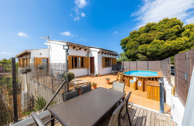 Ferienhaus Villa Rosers mit Pool, WLAN, Klimaanlage und Terrasse