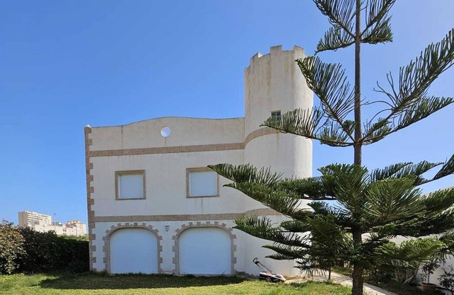 Ferienhaus (10 Personen) für Familien mit Pool, Garten, Dachterrasse, Strandnähe