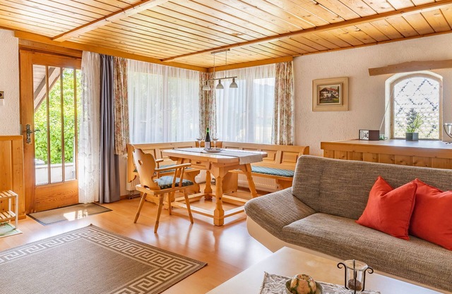 Ferienhaus 45 qm, f. 2 Pers., Schlafzimmer, Wohnzimmer, Küche, Südterrasse, gr. Liegewiese, ruhige Lage mit Bergblick.