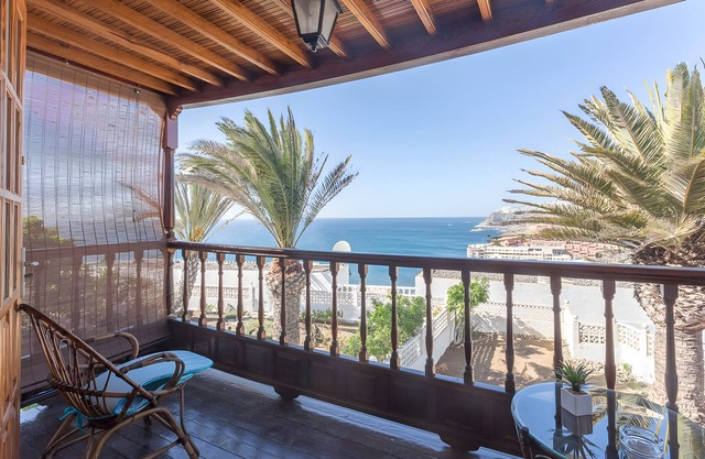 Ferienhaus 'Atardecer En Caideros' mit Meerblick, Gemeinschaftspool und Wi-Fi