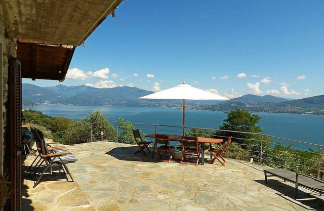 Ferienhaus Camelia mit Traumaussicht über den Lago Maggiore (IT)
