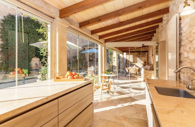 Casa de vacaciones "Casa De Piedra" con vistas a la montaña, piscina privada y Wi-Fi