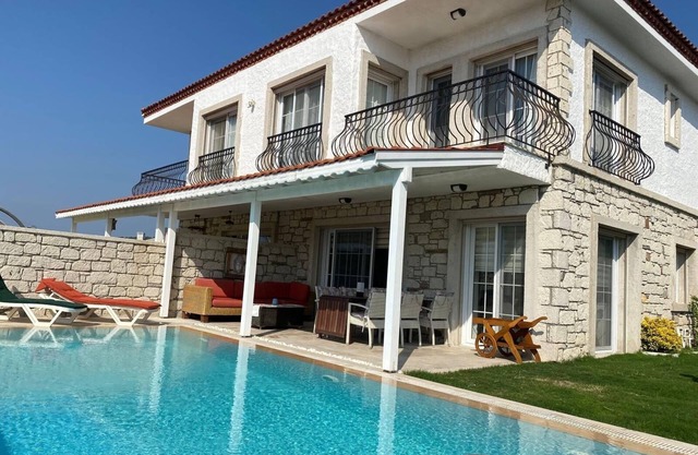 Ferienhaus De‘Lale Villa mit tollen Ausblick und Pool in Izmir Reisdere