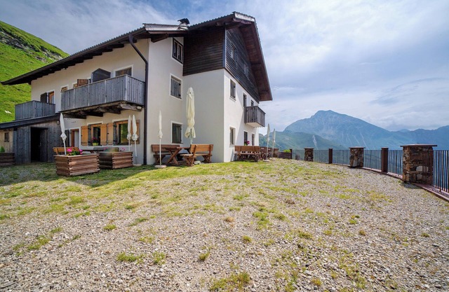 Ferienhaus "Enzianhütte" mit Bergblick, 3 Balkonen und Gemeinschaftsterrasse