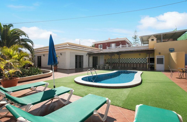 Ferienhaus 'Villa Tazana' mit Meerblick, Pool und WLAN