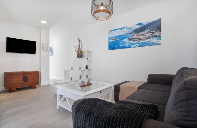 Ferienhaus 'Lovely House with Panoramic Views' mit Meerblick, Gemeinschaftspool und Wi-Fi
