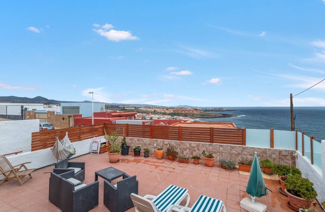 Ferienhaus 'Olas De Plata' mit Bergblick, privater Terrasse und Wi-Fi