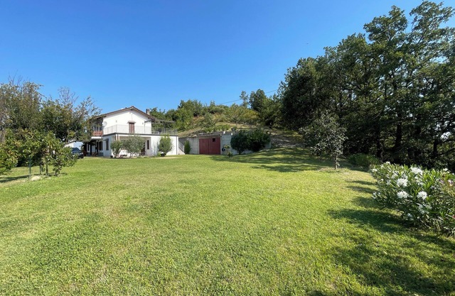 Ferienhaus für 2 bis 8 Personen mit viel Umschwung an top Lage in der Langhe