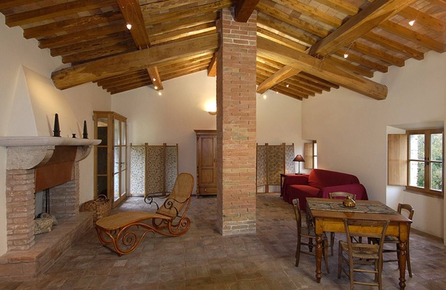 Historisches, restauriertes Borgo mit Kirchlein, weiter Natur + priv. Badesee
