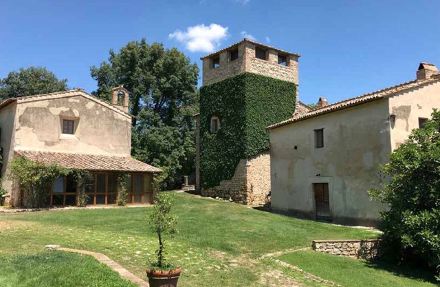 Historisches, restauriertes Borgo mit Kirchlein, weiter Natur + priv. Badesee