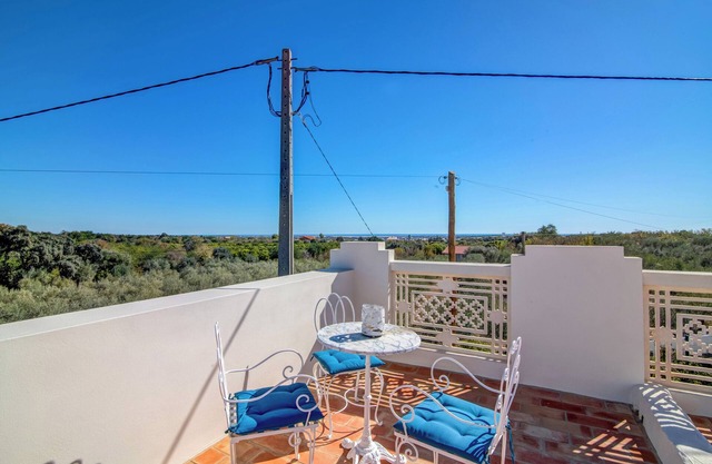 Ferienhaus 'Villa Oliva AL - T2' mit Bergblick, Terrasse, Pool, WLAN und Klimaanlage